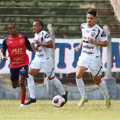 A Votuporanguense terá seu destino definido na partida deste sábado (18), às 15h, contra o Rio Preto, na Arena Plínio Marin (Foto: Rafael Bento/CAV)