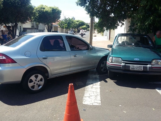 Colisão de automóveis fere duas pessoas em cruzamento