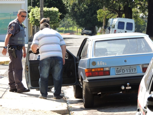 Automóvel com queixa de furto foi encontrado pela PM com sinais de ligação direta