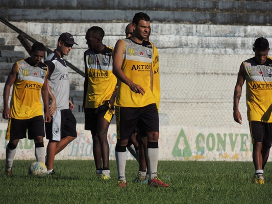 Capitão da equipe, Paulinho joga pendurado contra o São José "B", domingo, no Municipal