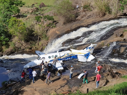 Marília faria um show em Caratinga. Ela postou em redes sociais dentro do avião nesta sexta (Foto: Redes Sociais)