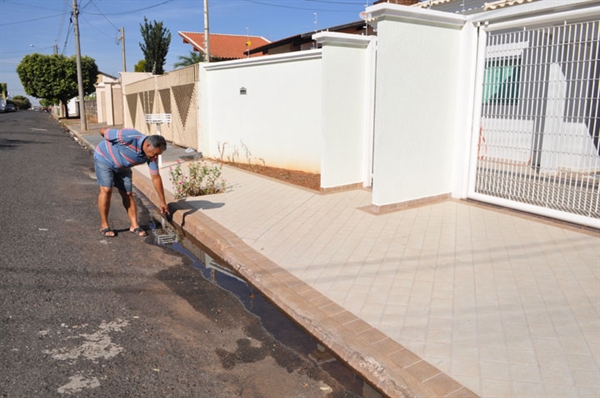 Homem reclama de poça de água acumulada em frente à sua casa