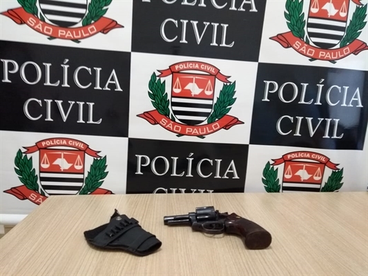 O investigado foi surpreendido dentro de sua residência; pelo local a polícia apreendeu também um revólver com a numeração raspada (Foto: Divulgação/Polícia Civil) 