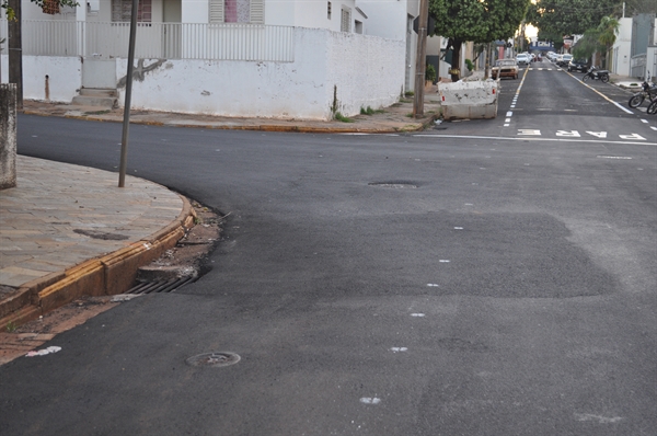 A obra de mais de R$ 1 m já começou a ser remendada antes mesmo da primeira chuva forte (A Cidade)