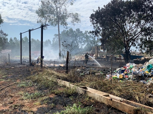 A fumaça preta e tóxica chamou atenção dos moradores do município no início da tarde de ontem (Foto: A Cidade)