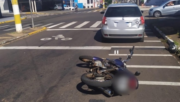 O Palio estava parado aguardando o sinal verde do semáforo, quando a motocicleta não conseguiu frear (Foto: Divulgação)