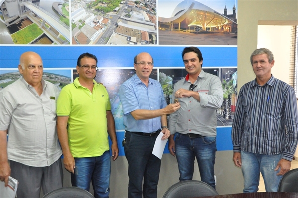 A Prefeitura de Votuporanga formalizou a troca de áreas com a direção da Igreja Congregação Cristã do Brasil (Foto: Divulgação/Câmara)