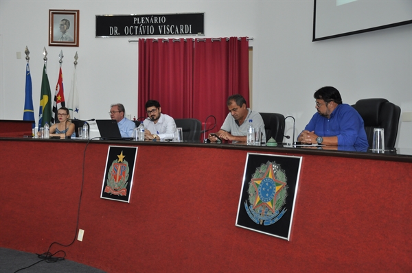 O Secretário Municipal da Educação, Marcelo Batista, e o Assessor de Gabinete da Secretaria da Fazenda, Deosdete Vechiato, fizeram a demonstração dos resultados (Foto: Divulgação/Prefeitura de Votuporanga)