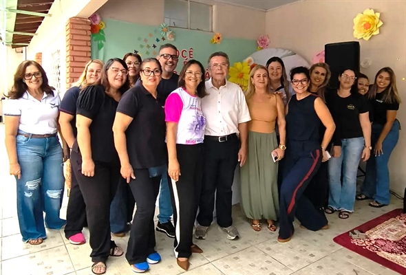 Lia Marques ao lado do deputado estadual Carlão Pignatari e das mulheres convidadas para prestigiar o evento