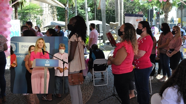 Evento trouxe diversos serviços, como vacinação contra a Covid e agendamento de exames Papanicolau; no detalhe, a primeira dama Rose Seba, que coordenou a ação (Foto: A Cidade)