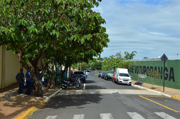 Apesar de em menor quantidade, os manifestantes estão concentrados em frente ao Tiro de Guerra de Votuporanga, na zona Oeste da cidade (Foto: A Cidade)