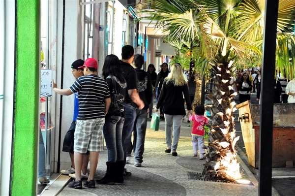 Comércio fica aberto hoje até às 18h na cidade