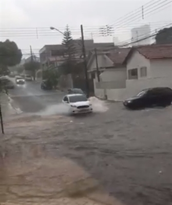 Segundo informações da Saev Ambiental, em 1 hora choveu 70 mm na cidade (Foto: Reprodução/Facebook)