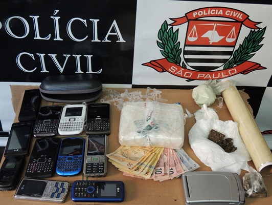 Dise detém traficante e apreende quase um quilo de drogas em sofá no Pozzobon