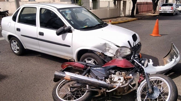 Uma pessoa fica ferida em batida de carro e moto 