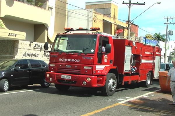 Fogo em cozinha de apartamento mobiliza os Bombeiros no Centro