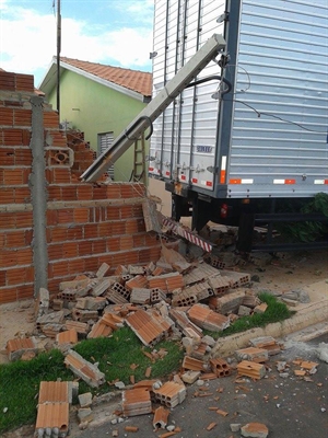 Caminhão desgovernado bate em muros de casas e poste