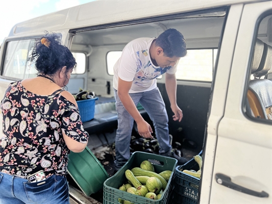 Ação faz parte do Programa de Aquisição de Alimentos; até outubro serão entregues 78 mil quilos de alimentos no município (Foto: Prefeitura de Votuporanga)