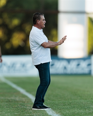 Técnico da Votuporanguense, Paulo Roberto Santos, na beira do gramado no jogo contra o Linense. Foto: Rapha Marques