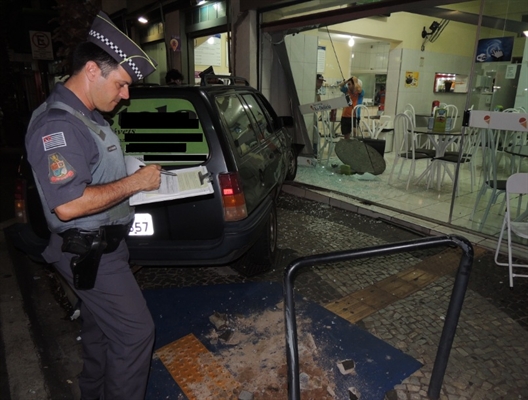 Carro acerta fachada de sorveteria na rua Amazonas