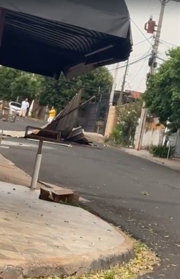 Caos: ventania provoca estragos em Votuporanga neste domingo de eleições (Foto: Arquivo pessoal)