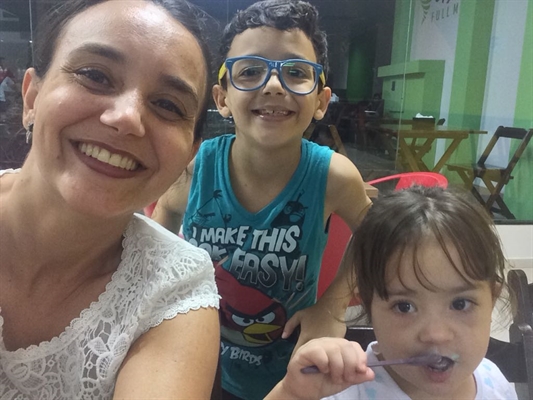 A mãe Simara, de 37 anos, ao lado dos filhos Gustavo, de 8 anos, e Ana Sophie, de 4 anos (Foto: Arquivo Pessoal)