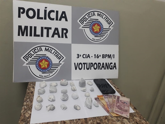 Na noite desta segunda-feira (4), um homem de 28 anos foi preso com drogas no bairro Colinas (Foto: Divulgação/Polícia Militar)