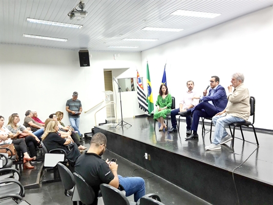 Guilherme Pinto Camargo, novo diretor da DRS XV, participou de um encontro com prefeitos, vices e secretários de saúde da região (Foto: Prefeitura de Votuporanga)