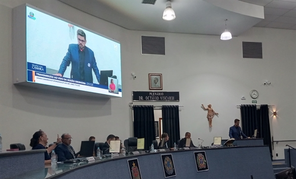 Débora Romani e Dr. Leandro bateram boca durante a sessão da Câmara de ontem por conta dos “gibis” contra a Dengue (Foto: A Cidade)