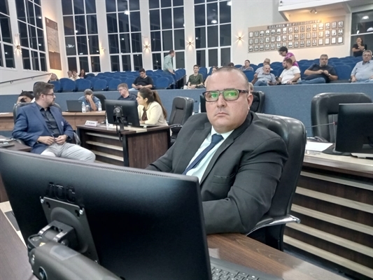 Ricardo Bozo tomou posse ontem como vereador no lugar de Chandelly Protetor, que assumir uma secretaria municipal (Foto: A Cidade)