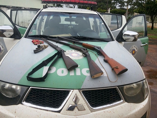 PM Ambiental apreende armas e fecha abatedouro clandestino