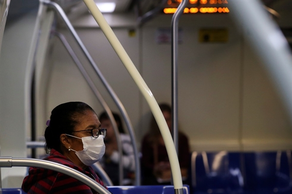 Passageira usa máscara em metrô de São Paulo (Foto: Amanda Perobelli/Reuters)