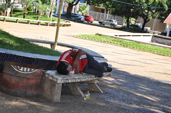 Moradores de rua tomam bancos, dormem e ingerem bebidas alcoólicas 