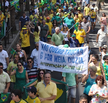 Manifestantes demonstram apoio à intervenção militar