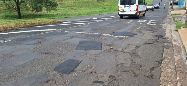 Remendos foram realizados nos buracos da avenida José Marão Filho, mas irregularidades no asfalto ainda persistem e oferecem riscos aos motoristas  Crédito: A Cidade