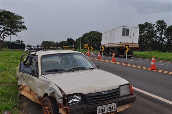 Segundo informações preliminares da Polícia Rodoviária de Votuporanga, o condutor de uma moto teria avançado o sinal de “pare” do trevo (Foto: Gabriele Reginaldo/A Cidade)