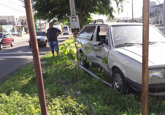 Veiculo sobe em canteiro após violenta colisão em cruzamento
