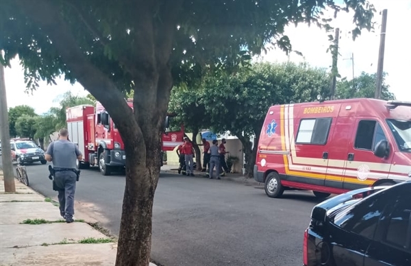 Mulher ateou fogo na própria casa e ficou sentada na calçada (Foto: A Voz das Cidades)