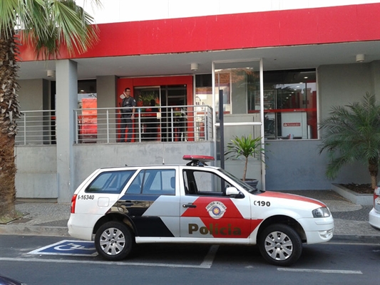 Ladrões usam furadeiras para arrombar caixas