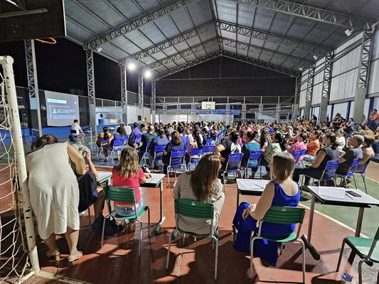 Reunião no SAB reuniu toda a comunidade escolar para discutir a implantação do sistema cívico-militar, mas programa foi suspenso (Foto: Débora Romani)