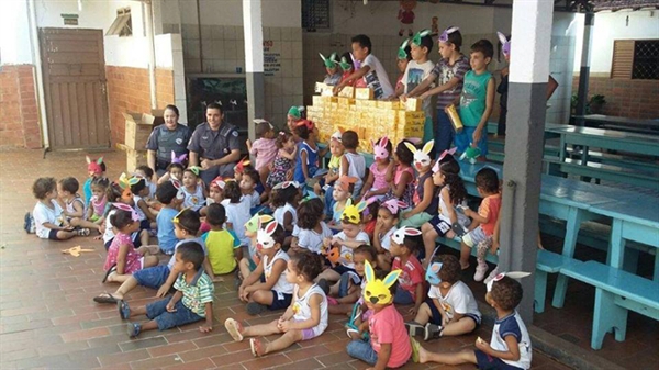 Policiais militares doam chocolates para crianças