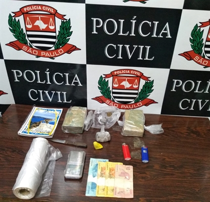 Os policiais da Dise apreenderam uma pedra grande de crack, dois tijolos de maconha, dinheiro, entre outras coisas Foto: Divulgação/Dise