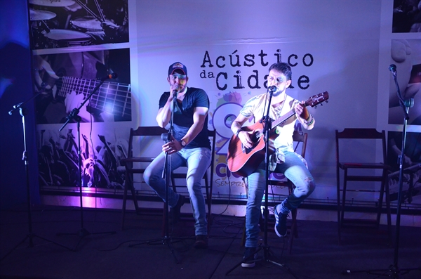 A dupla finalizou a entrevista agradecendo o carinho dos ouvintes e cantando os sucessos do novo trabalho (Foto: Maryangela Munhoz)