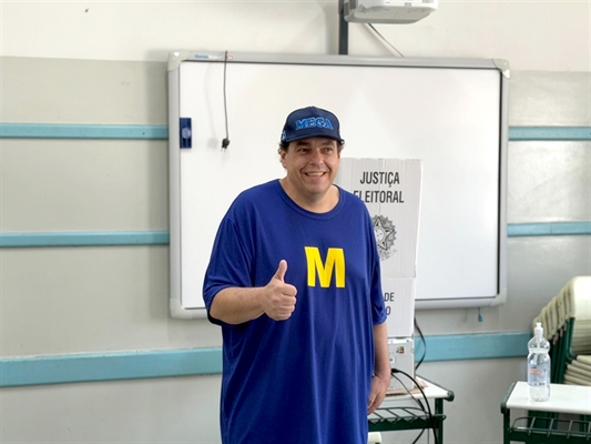 Dalbert Mega estará nas urnas como candidato a deputado federal. Dizem que ele não engole a rasteira que levou de Abdala. Amigos, amigos... candidaturas à parte.