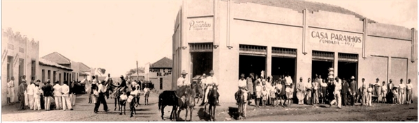Esquina das ruas Goiás e Amazonas, com a Casa Paranhos (atual Supermercado Amigão) e, ao fundo, a Padaria e Confeitaria São Jorge