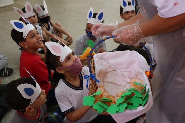 No encerramento das festividades da programação, os alunos ganharam brindes de Páscoa (Foto: Prefeitura de Votuporanga)