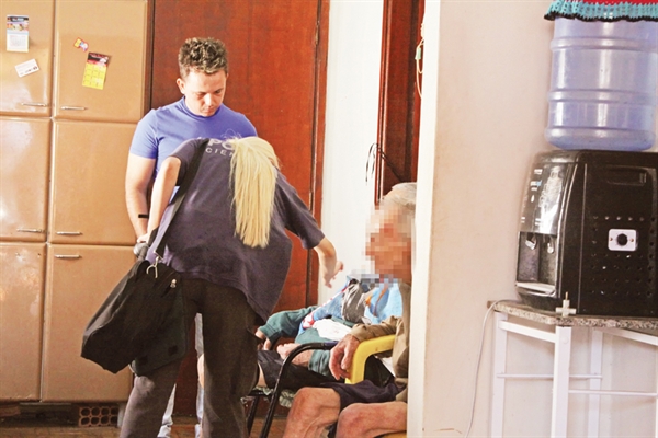 Idosos são encontrados em condições de maus-tratos