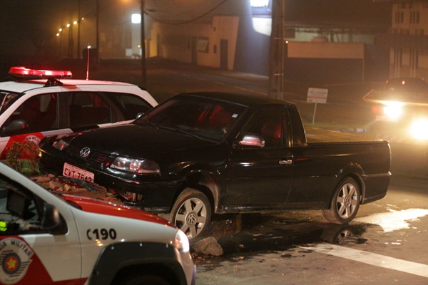 Motorista embriagado bate em canteiro central