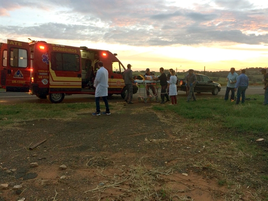 Com o impacto, o rapaz caiu e sofreu ferimentos leves pelo corpo e foi socorrido pelo USA, em conjunto com a unidade de resgate do Corpo de Bombeiros (Foto: Aline Ruiz/A Cidade)