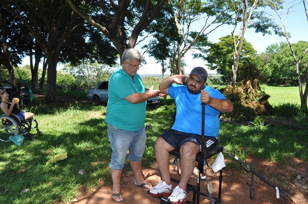 Técnico Cacau e o atleta Írio Barbosa Júnior, 41 anos, que treina na Equipe de Atletismo Paralímpico de Votuporanga (Foto: Daniel Castro/A Cidade)